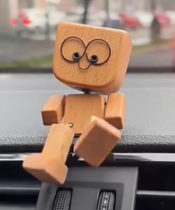 Charmant klein houten schommelfiguurtje met 12 magnetische uitdrukkingen