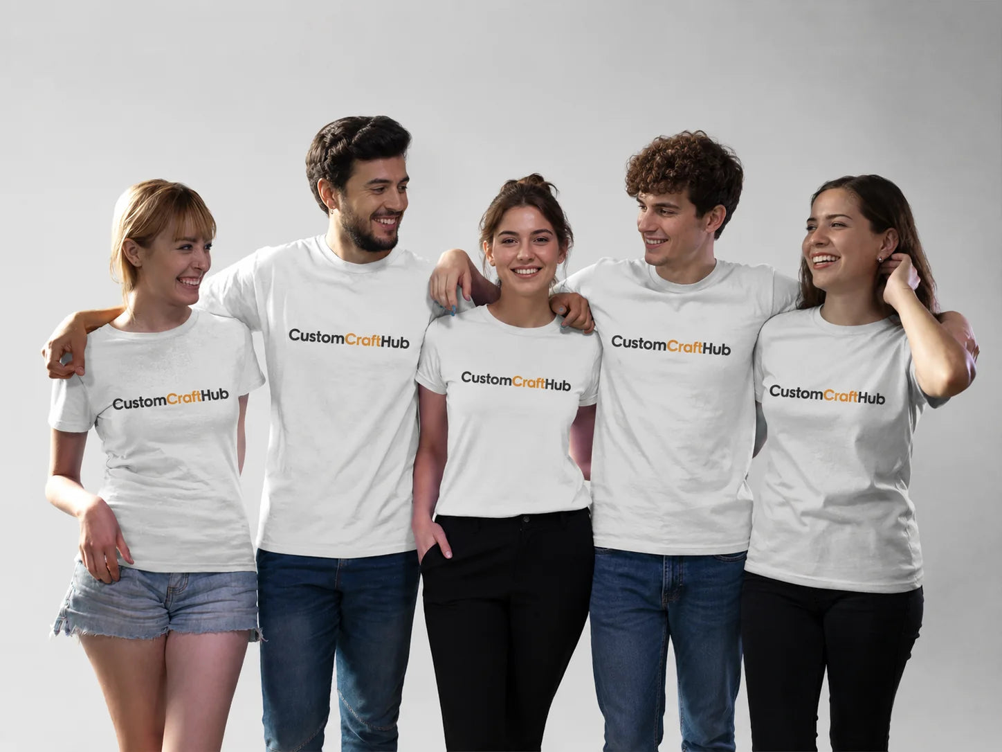 Het team van CustomCraftHub bereidt producten voor
