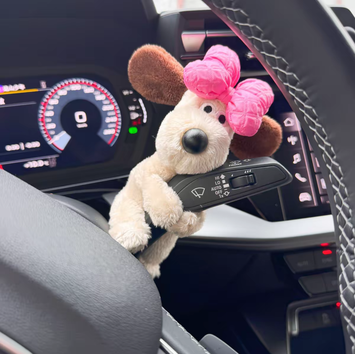 Handgemaakt hondje als auto- en woondecoratie